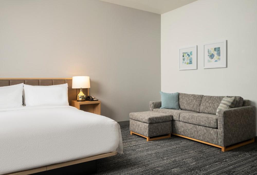 Queen Studio with Adapted Tub - Mobility and Hearing Accessible interior
